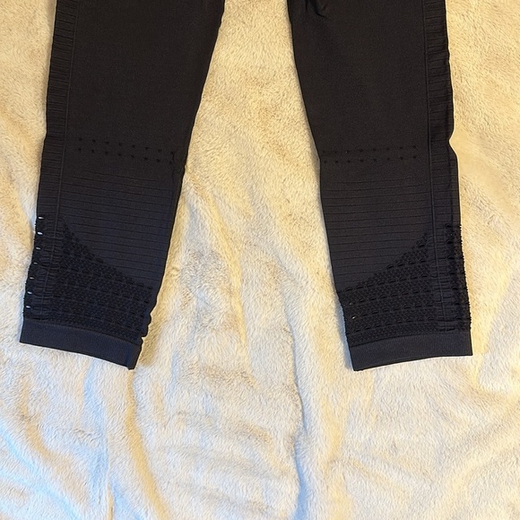 Gym shark energy seamless perforated black cropped capri leggings - Picture 4 of 5